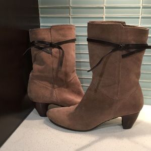 Cute Easy Spirit tan suede boots, size 7.5.